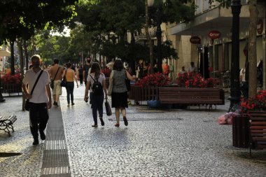 Curitiba, Covid vakalarındaki artışlar nedeniyle sarı bayrağı koruyor. 21 Ocak 2022, Curitiba, Parana, Brezilya: Curitiba şehir merkezinde 21 Ocak Cuma günü insan hareketi. Belediye sarı bayrağı bir hafta daha saklamaya karar verdi. 
