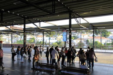 Curitiba, Covid vakalarındaki artışlar nedeniyle sarı bayrağı koruyor. 21 Ocak 2022, Curitiba, Parana, Brezilya: Curitiba şehir merkezinde 21 Ocak Cuma günü insan hareketi. Belediye sarı bayrağı bir hafta daha saklamaya karar verdi. 