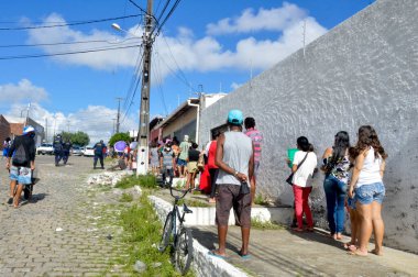 İnsanlar Natal 'daki Auxilio Brasil gibi sosyal hizmetler ve programlar için uzun kuyruklar oluştururlar. 21 Ocak 2022, Natal, Rio Grande de Sul, Brezilya: Natal 'dan düzinelerce insan geceyi Sosyal Yardım Referansı önünde kuyrukta geçirdi 