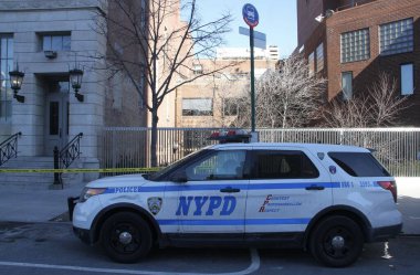 Harlem 'in 119 Batı 135. caddesinde iki polis memurunun trajik bir şekilde vurulması. Biri ölü, diğeri kritik durumda. 22 Ocak 2022, Harlem, New York, ABD: Aile içi şiddete müdahale eden iki polis memuru 47 yaşındaki bir şüpheli tarafından vuruldu