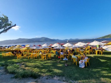 Florianopolis 'teki Lagoa da Conceicao' da insan dolaşımı. 22 Ocak 2022, Florianopolis, Santa Catarina, Brezilya: Florianopolis kentindeki turistlerin en sık uğrak yerlerinden biri olan Lagoa da Conceicao 'da insan hareketleri
