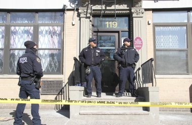 Harlem 'in 119 Batı 135. caddesinde iki polis memurunun trajik bir şekilde vurulması. Biri ölü, diğeri kritik durumda. 22 Ocak 2022, Harlem, New York, ABD: Aile içi şiddete müdahale eden iki polis memuru 47 yaşındaki bir şüpheli tarafından vuruldu