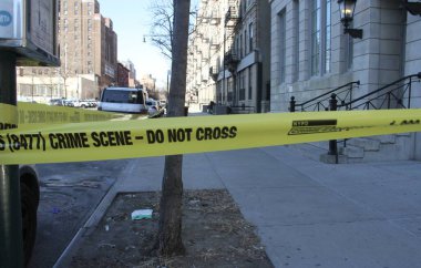 Harlem 'in 119 Batı 135. caddesinde iki polis memurunun trajik bir şekilde vurulması. Biri ölü, diğeri kritik durumda. 22 Ocak 2022, Harlem, New York, ABD: Aile içi şiddete müdahale eden iki polis memuru 47 yaşındaki bir şüpheli tarafından vuruldu