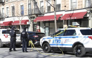 Harlem 'in 119 Batı 135. caddesinde iki polis memurunun trajik bir şekilde vurulması. Biri ölü, diğeri kritik durumda. 22 Ocak 2022, Harlem, New York, ABD: Aile içi şiddete müdahale eden iki polis memuru 47 yaşındaki bir şüpheli tarafından vuruldu