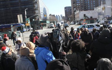Harlem 'in 119 Batı 135. caddesinde iki polis memurunun trajik bir şekilde vurulması. Biri ölü, diğeri kritik durumda. 22 Ocak 2022, Harlem, New York, ABD: Aile içi şiddete müdahale eden iki polis memuru 47 yaşındaki bir şüpheli tarafından vuruldu