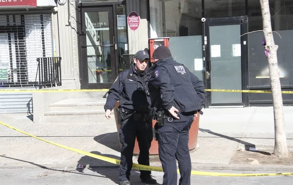 ハーレムの西135丁目119番地で2人のニューヨーク市警の警官が悲劇的な銃撃を受けたが 1人は死亡し もう1人は危篤状態だった 2022年1月22日 米国ニューヨーク州ハーレム 家庭内暴力に反応した2人のニューヨーク市警の役員が47歳の容疑者に撃たれた — ストック写真