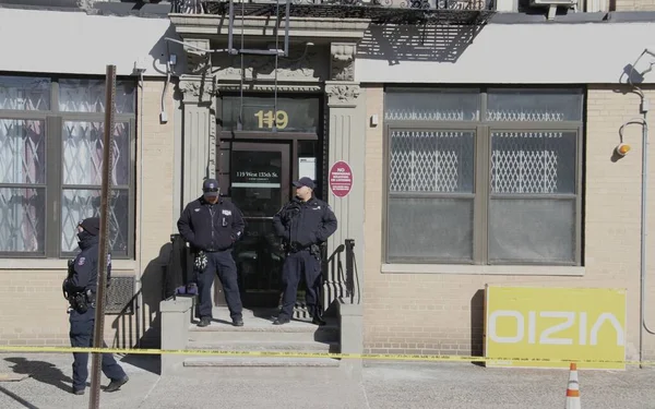 ハーレムの西135丁目119番地で2人のニューヨーク市警の警官が悲劇的な銃撃を受けたが 1人は死亡し もう1人は危篤状態だった 2022年1月22日 米国ニューヨーク州ハーレム 家庭内暴力に反応した2人のニューヨーク市警の役員が47歳の容疑者に撃たれた — ストック写真
