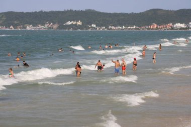Yüzücüler, popüler Jurere Internacional plajında sıcak bir günün tadını çıkarıyorlar. Florianopolis, Santa Catarina, Brezilya: Banyo, 23 Pazar günü popüler Jurere Internacional plajında sıcak bir günün tadını çıkarıyor)
