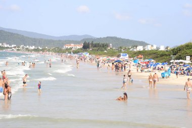 Yüzücüler, popüler Jurere Internacional plajında sıcak bir günün tadını çıkarıyorlar. Florianopolis, Santa Catarina, Brezilya: Banyo, 23 Pazar günü popüler Jurere Internacional plajında sıcak bir günün tadını çıkarıyor)