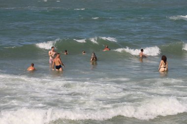 Yüzücüler, popüler Jurere Internacional plajında sıcak bir günün tadını çıkarıyorlar. Florianopolis, Santa Catarina, Brezilya: Banyo, 23 Pazar günü popüler Jurere Internacional plajında sıcak bir günün tadını çıkarıyor)