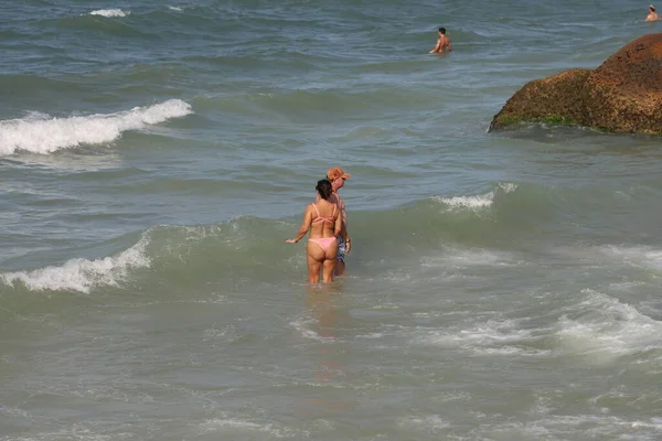 Fürdők Élvezik Forró Napot Jurere Internacional Népszerű Strandján Florianopolis Santa — Stock Fotó