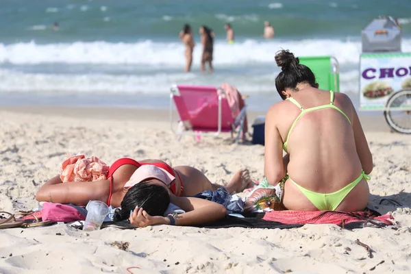 인들은 인기있는 인테르 나치오 해변에서 하루를 즐긴다 브라질 산타카타리나의 플로리아 — 스톡 사진