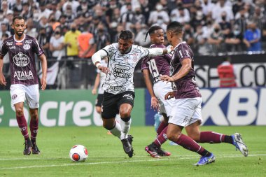 Paulista Futbol Şampiyonası: Corinthians ve Ferroviaria. Korintliler takımından Paulinho, Korintliler ve Ferroviaria arasındaki futbol maçı sırasında, Neo Quimica Arena 'da düzenlenen Paulista Futbol Şampiyonası' nın birinci turu için geçerliydi.