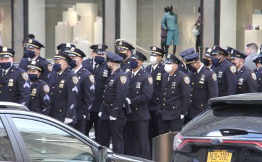 Jason Rivera 'nın uyanışı, St. Patricks Katedrali' nde NYPD memuru öldürüldü. 27 Ocak 2022, New York, ABD: Öldürülen NYPD memuru Jason Rivera 'nın uyanışı, 27 Ocak Perşembe günü 5. Cadde, Manhattan' daki Saint Patricks Katedrali 'nde gerçekleşti