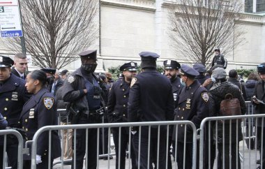 Jason Rivera 'nın Uyanışı sırasında bir sürü insan St. Patrick Katedrali' nde NYPD memurunu öldürdü. 27 Ocak 2022, New York, ABD: Perşembe günü öldürülen NYPD memuru Jason Rivera 'nın ardından uzun bir kuyruk oluştu 