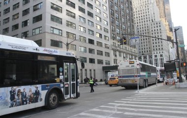 Öldürülen NYPD memurunun uyanışı nedeniyle yoğun araç trafiği. 27 Ocak 2022, New York, ABD: 65. Cadde 'den 50. Cadde' ye kadar yoğun bir araç trafiği var.