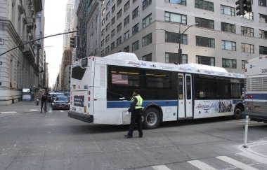 Öldürülen NYPD memurunun uyanışı nedeniyle yoğun araç trafiği. 27 Ocak 2022, New York, ABD: 65. Cadde 'den 50. Cadde' ye kadar yoğun bir araç trafiği var.