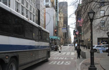 Öldürülen NYPD memurunun uyanışı nedeniyle yoğun araç trafiği. 27 Ocak 2022, New York, ABD: 65. Cadde 'den 50. Cadde' ye kadar yoğun bir araç trafiği var.