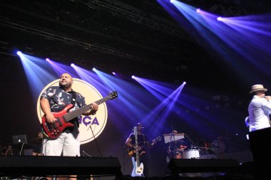 Live Curitiba 'da' Eu sei que tu danca 'grubunun gösterisi. 27 Ocak 2022, Curitiba, Parana, Brezilya: Live Curitiba 'da Brezilyalı şarkıcılar Seu Jorge ve Alexandre Pires' in performanslarını açan 'Eu sei que tu danca' grubunun gösterisi