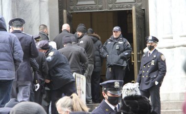 Jason Rivera 'nın Uyanışı sırasında bir sürü insan St. Patrick Katedrali' nde NYPD memurunu öldürdü. 27 Ocak 2022, New York, ABD: Perşembe günü öldürülen NYPD memuru Jason Rivera 'nın ardından uzun bir kuyruk oluştu 