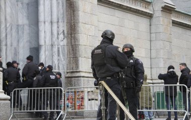 Jason Rivera 'nın Uyanışı sırasında bir sürü insan St. Patrick Katedrali' nde NYPD memurunu öldürdü. 27 Ocak 2022, New York, ABD: Perşembe günü öldürülen NYPD memuru Jason Rivera 'nın ardından uzun bir kuyruk oluştu 