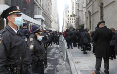 Jason Rivera 'nın Uyanışı sırasında bir sürü insan St. Patrick Katedrali' nde NYPD memurunu öldürdü. 27 Ocak 2022, New York, ABD: Perşembe günü öldürülen NYPD memuru Jason Rivera 'nın ardından uzun bir kuyruk oluştu 