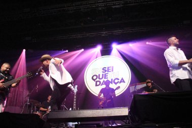 Live Curitiba 'da' Eu sei que tu danca 'grubunun gösterisi. 27 Ocak 2022, Curitiba, Parana, Brezilya: Live Curitiba 'da Brezilyalı şarkıcılar Seu Jorge ve Alexandre Pires' in performanslarını açan 'Eu sei que tu danca' grubunun gösterisi