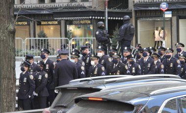 Jason Rivera 'nın uyanışı, St. Patricks Katedrali' nde NYPD memuru öldürüldü. 27 Ocak 2022, New York, ABD: Öldürülen NYPD memuru Jason Rivera 'nın uyanışı, 27 Ocak Perşembe günü 5. Cadde, Manhattan' daki Saint Patricks Katedrali 'nde gerçekleşti