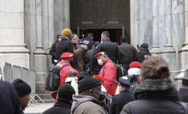 Jason Rivera 'nın Uyanışı sırasında bir sürü insan St. Patrick Katedrali' nde NYPD memurunu öldürdü. 27 Ocak 2022, New York, ABD: Perşembe günü öldürülen NYPD memuru Jason Rivera 'nın ardından uzun bir kuyruk oluştu 