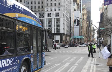Öldürülen NYPD memurunun uyanışı nedeniyle yoğun araç trafiği. 27 Ocak 2022, New York, ABD: 65. Cadde 'den 50. Cadde' ye kadar yoğun bir araç trafiği var.