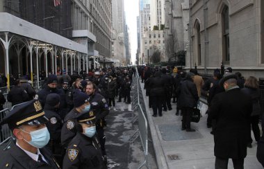 Jason Rivera 'nın Uyanışı sırasında bir sürü insan St. Patrick Katedrali' nde NYPD memurunu öldürdü. 27 Ocak 2022, New York, ABD: Perşembe günü öldürülen NYPD memuru Jason Rivera 'nın ardından uzun bir kuyruk oluştu 