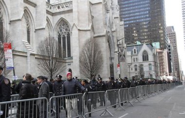 Jason Rivera 'nın Uyanışı sırasında bir sürü insan St. Patrick Katedrali' nde NYPD memurunu öldürdü. 27 Ocak 2022, New York, ABD: Perşembe günü öldürülen NYPD memuru Jason Rivera 'nın ardından uzun bir kuyruk oluştu 