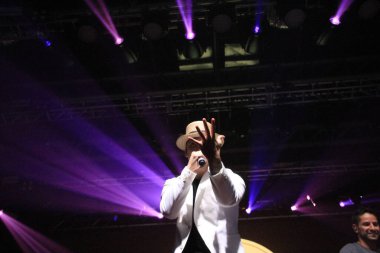 Live Curitiba 'da' Eu sei que tu danca 'grubunun gösterisi. 27 Ocak 2022, Curitiba, Parana, Brezilya: Live Curitiba 'da Brezilyalı şarkıcılar Seu Jorge ve Alexandre Pires' in performanslarını açan 'Eu sei que tu danca' grubunun gösterisi