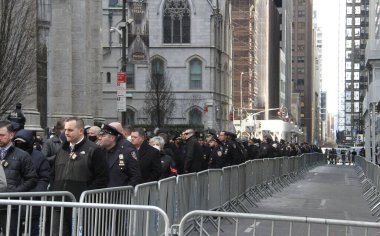 Jason Rivera 'nın Uyanışı sırasında bir sürü insan St. Patrick Katedrali' nde NYPD memurunu öldürdü. 27 Ocak 2022, New York, ABD: Perşembe günü öldürülen NYPD memuru Jason Rivera 'nın ardından uzun bir kuyruk oluştu 