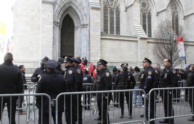 Jason Rivera 'nın Uyanışı sırasında bir sürü insan St. Patrick Katedrali' nde NYPD memurunu öldürdü. 27 Ocak 2022, New York, ABD: Perşembe günü öldürülen NYPD memuru Jason Rivera 'nın ardından uzun bir kuyruk oluştu 