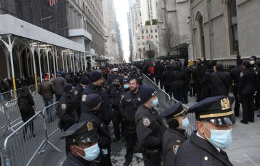 Jason Rivera 'nın Uyanışı sırasında bir sürü insan St. Patrick Katedrali' nde NYPD memurunu öldürdü. 27 Ocak 2022, New York, ABD: Perşembe günü öldürülen NYPD memuru Jason Rivera 'nın ardından uzun bir kuyruk oluştu 