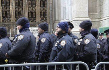 Jason Rivera 'nın Uyanışı sırasında bir sürü insan St. Patrick Katedrali' nde NYPD memurunu öldürdü. 27 Ocak 2022, New York, ABD: Perşembe günü öldürülen NYPD memuru Jason Rivera 'nın ardından uzun bir kuyruk oluştu 