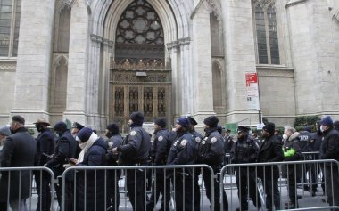 Jason Rivera 'nın Uyanışı sırasında bir sürü insan St. Patrick Katedrali' nde NYPD memurunu öldürdü. 27 Ocak 2022, New York, ABD: Perşembe günü öldürülen NYPD memuru Jason Rivera 'nın ardından uzun bir kuyruk oluştu 
