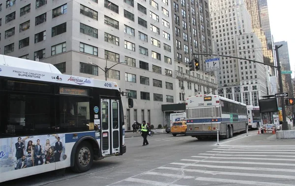 Öldürülen NYPD memurunun uyanışı nedeniyle yoğun araç trafiği. 27 Ocak 2022, New York, ABD: 65. Cadde 'den 50. Cadde' ye kadar yoğun bir araç trafiği var.