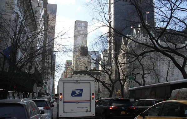 纽约警方被杀警员醒来 交通繁忙 2022年1月27日 美国纽约 由于杰森 里维拉 Jason Rivera 从61街一直到50街 第五大道上的车辆拥挤不堪 — 图库照片
