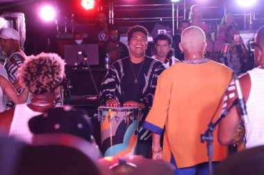 Florianopolis 'teki Folia No Park' ta Timbalada grubu gösterisi. 30 Ocak 2022, Florianopolis, Santa Catarina, Brezilya. Vokalist Denny Denan, Folia no Park 2022 'deki Music Park' taki bir gösteride Brezilyalı grup Timbalada 'yı yönetiyor.