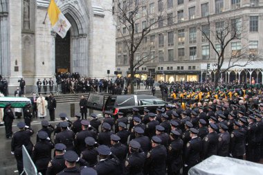 Jason Rivera için cenaze töreni, St. Patricks Katedrali 'nde NYPD memuru öldürüldü. 28 Ocak 2022, New York, ABD: Öldürülen NYPD memuru Jason Rivera 'nın cenaze töreni, 28 Ocak Cuma günü Saint Patricks Katedrali' nde gerçekleşti