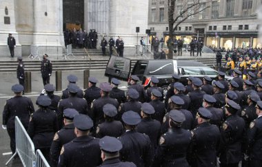 Jason Rivera 'nın tabutu, öldürülen NYPD memuru St. Patricks Katedrali' nden ayrılıyor. 28 Ocak 2022, New York, ABD: Öldürülen NYPD memuru Jason Rivera 'nın tabutu 5. Cadde, Manhattan' daki Saint Patrick Katedrali 'nden ayrılıyor..
