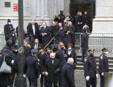 Jason Rivera 'nın tabutu, öldürülen NYPD memuru St. Patricks Katedrali' nden ayrılıyor. 28 Ocak 2022, New York, ABD: Öldürülen NYPD memuru Jason Rivera 'nın tabutu 5. Cadde, Manhattan' daki Saint Patrick Katedrali 'nden ayrılıyor..