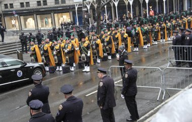 Jason Rivera 'nın tabutu, öldürülen NYPD memuru St. Patricks Katedrali' nden ayrılıyor. 28 Ocak 2022, New York, ABD: Öldürülen NYPD memuru Jason Rivera 'nın tabutu 5. Cadde, Manhattan' daki Saint Patrick Katedrali 'nden ayrılıyor..