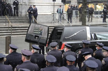 Jason Rivera 'nın tabutu, öldürülen NYPD memuru St. Patricks Katedrali' nden ayrılıyor. 28 Ocak 2022, New York, ABD: Öldürülen NYPD memuru Jason Rivera 'nın tabutu 5. Cadde, Manhattan' daki Saint Patrick Katedrali 'nden ayrılıyor..