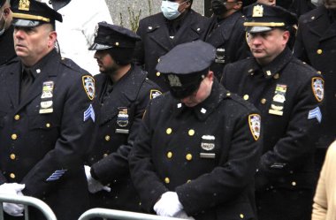 Jason Rivera 'nın tabutu, öldürülen NYPD memuru St. Patricks Katedrali' nden ayrılıyor. 28 Ocak 2022, New York, ABD: Öldürülen NYPD memuru Jason Rivera 'nın tabutu 5. Cadde, Manhattan' daki Saint Patrick Katedrali 'nden ayrılıyor..