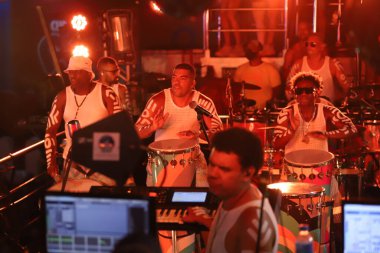 Florianopolis 'teki Folia No Park' ta Timbalada grubu gösterisi. 30 Ocak 2022, Florianopolis, Santa Catarina, Brezilya. Vokalist Denny Denan, Folia no Park 2022 'deki Music Park' taki bir gösteride Brezilyalı grup Timbalada 'yı yönetiyor.