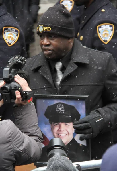 里维拉的葬礼在圣帕克斯大教堂被杀害的纽约警察2022年1月28日 美国纽约 被杀害的纽约警察杰森 里维拉的葬礼于周五 28日 在圣帕特里克斯大教堂举行 — 图库照片