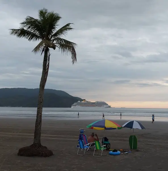 サントスのビーチで通過クルーズ船の眺め 2022年1月31日ブラジル サンパウロ州サントス 月曜日 31日 サンパウロの南海岸 サントスのビーチを通過するクルーズ船の眺め — ストック写真
